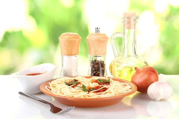 Leziz spagetti domates sosu ve renkli arka plan üzerinde maydanoz ile kompozisyon — Stok fotoğraf