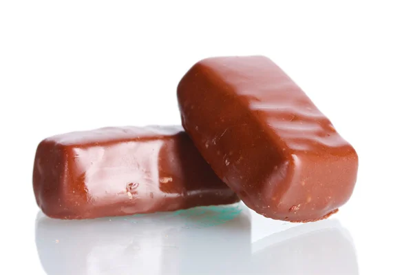 Шоколадные конфеты изолированы на белом — стоковое фото