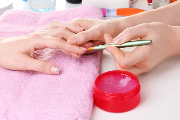 Processo di manicure nel bellissimo salone — Foto Stock