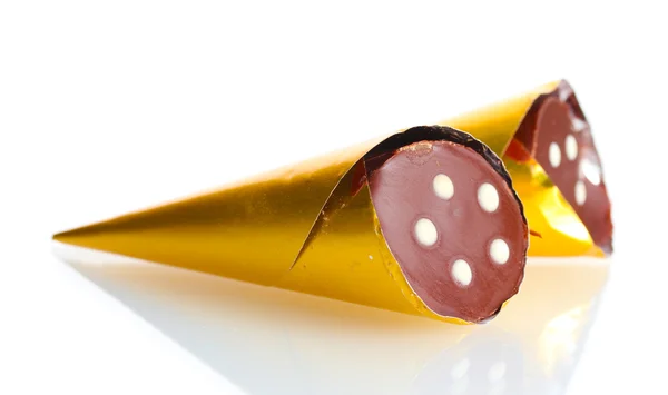 Шоколадні цукерки у формі рогу в золотому пакеті ізольовані на білому — стокове фото