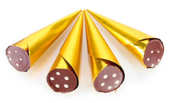 Xohocolate bonbons en forme de corne dans le paquet d'or isolé sur blanc — Photo