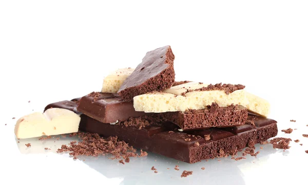 Scheiben Milch und weiße Schokolade Riegel mit Schokoladenspänen isoliert auf weiß — Stockfoto