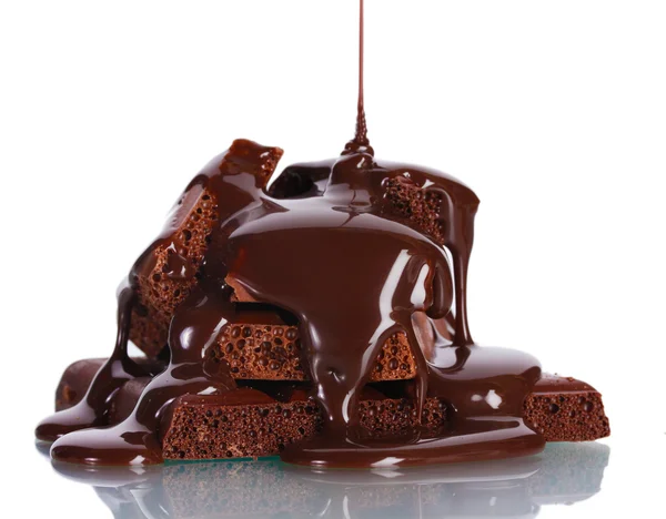 Fatias de leite e barra de chocolate escuro derramou chocolate isolado em branco — Fotografia de Stock