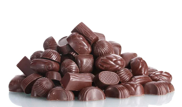 Molte caramelle al cioccolato diverse isolate su bianco — Foto Stock