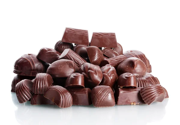 Багато різних шоколадних цукерок ізольовані на білому — стокове фото