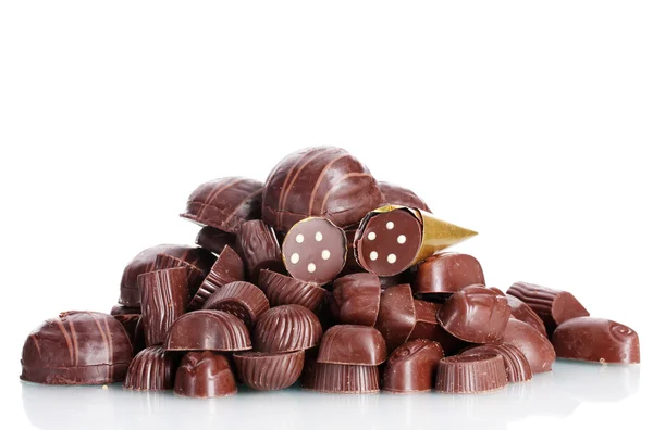 Beaucoup de bonbons au chocolat différents isolés sur blanc — Photo