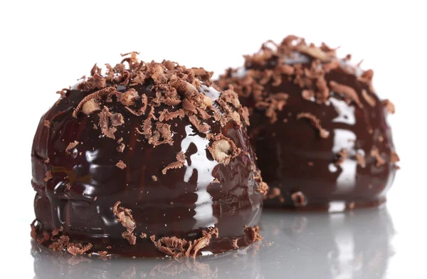 Сhocolate Cookie gegossene Schokolade mit Schokoladenspänen isoliert auf weiß — Stockfoto