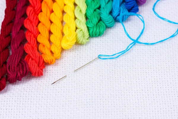Linhas de costura de bordado e agulha com um fio em algodão branco — Fotografia de Stock