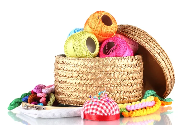 Fios brilhantes de bordado e tecido em uma cesta de vime — Fotografia de Stock