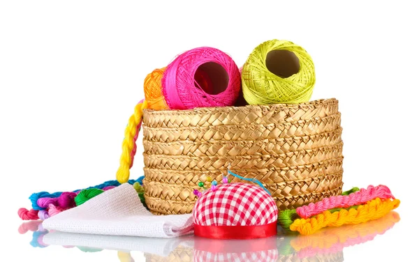 Fios brilhantes de bordado e tecido em uma cesta de vime — Fotografia de Stock