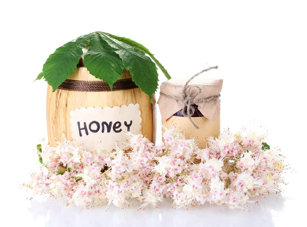 Un barril y un frasco de miel y flores de castaño aisladas sobre fondo blanco —  Fotos de Stock