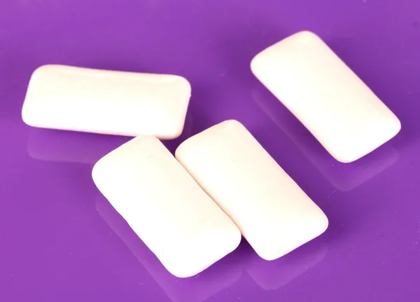 Kauwgom tandvlees op paarse achtergrond — Stockfoto