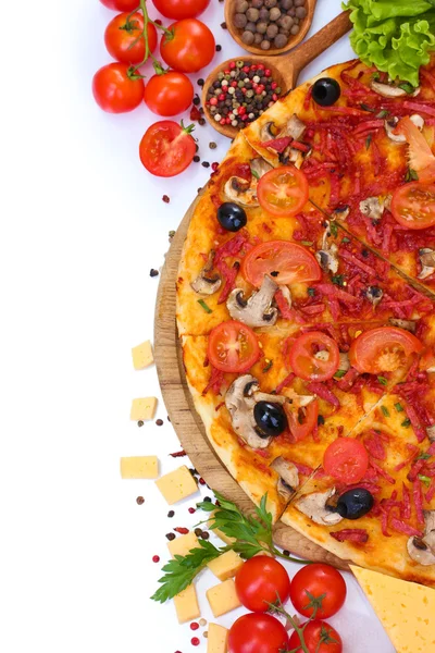 Deliciosa pizza, verduras y salami aislados en blanco —  Fotos de Stock