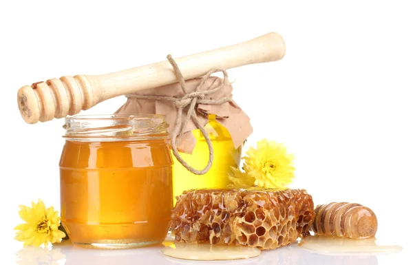 Dois frascos de mel, favos de mel e drizzler de madeira isolados em branco — Fotografia de Stock