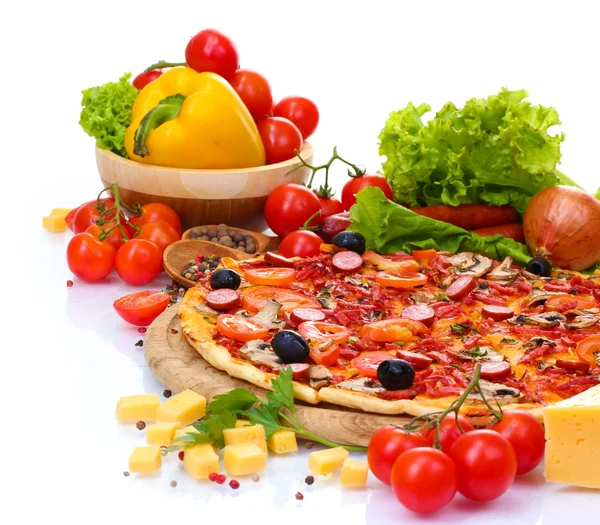 Deliciosa pizza, legumes e salame isolado em branco — Fotografia de Stock