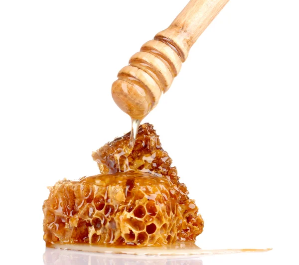Favos de mel saborosos e drizzler de madeira isolado em branco — Fotografia de Stock