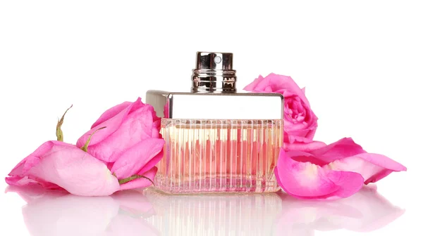 Parfüm in einer schönen Flasche, Blütenblätter und rosa Rosen isoliert auf weiß — Stockfoto