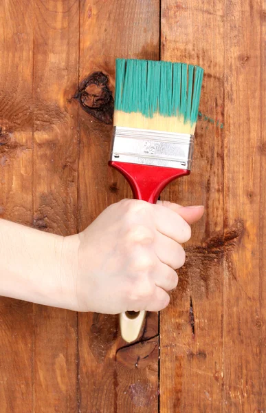 Painting wooden fence with yellow paint — Stock Photo, Image