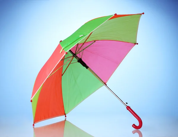 蓝色背景上多彩色的伞 — 图库照片