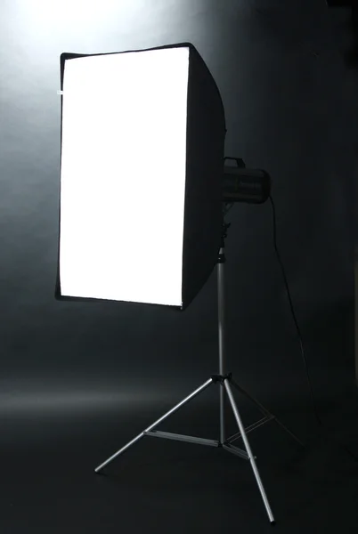 Studio flash z soft-box na tle czarnego studio — Zdjęcie stockowe