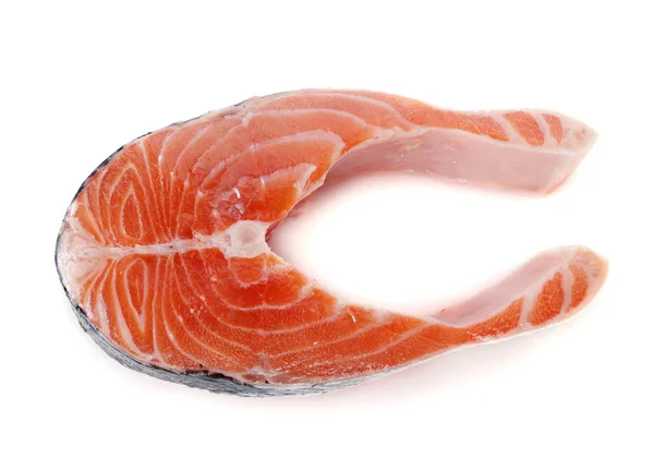 Bife de salmão fresco isolado em branco — Fotografia de Stock