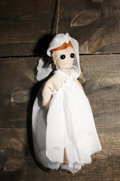 Повешенная кукла вуду девушка-невеста на деревянном фоне — стоковое фото