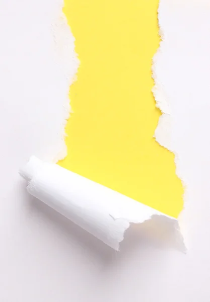 Sarı arka plana sahip yırtık kağıt — Stok fotoğraf