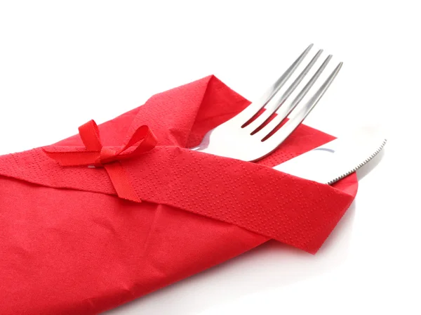 Вилка и нож в красной ткани с луком изолированы на белом — стоковое фото