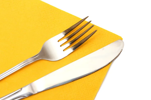 Vork en mes in een gele doek geïsoleerd op wit — Stockfoto