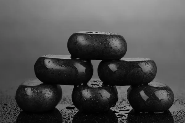 Piedras de spa con gotas de agua sobre fondo gris — Foto de Stock