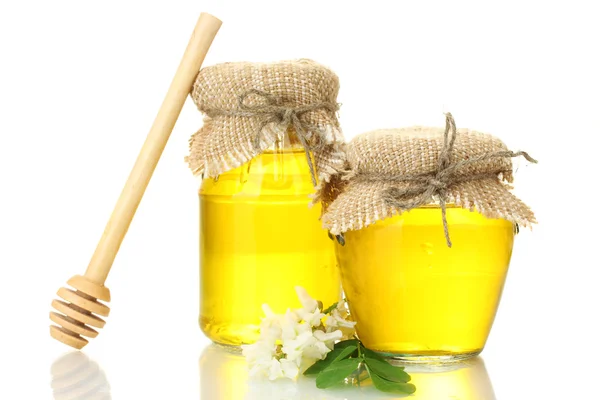 Miel dulce en frascos y flores de acacia aisladas en blanco —  Fotos de Stock