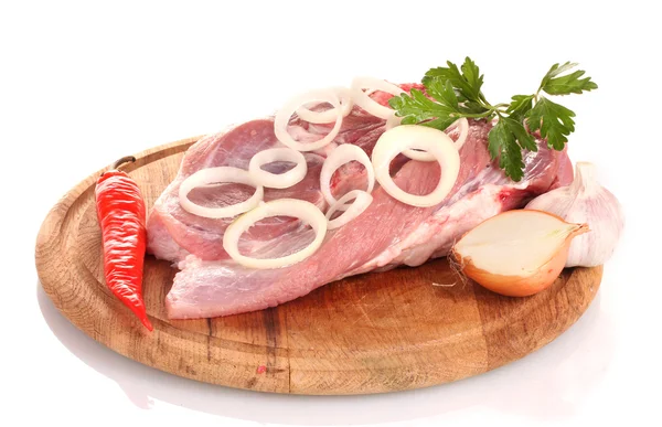 Surowe mięso i cebulę na desce na białym tle — Zdjęcie stockowe