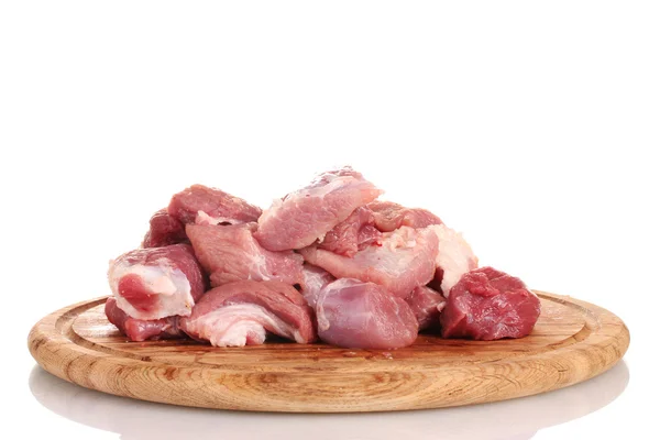 Kawałków surowego mięsa na desce na białym tle — Zdjęcie stockowe