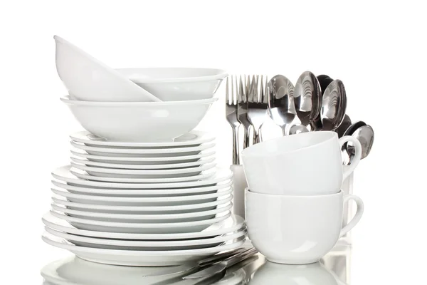 Platos limpios, vasos y cubiertos aislados en blanco —  Fotos de Stock