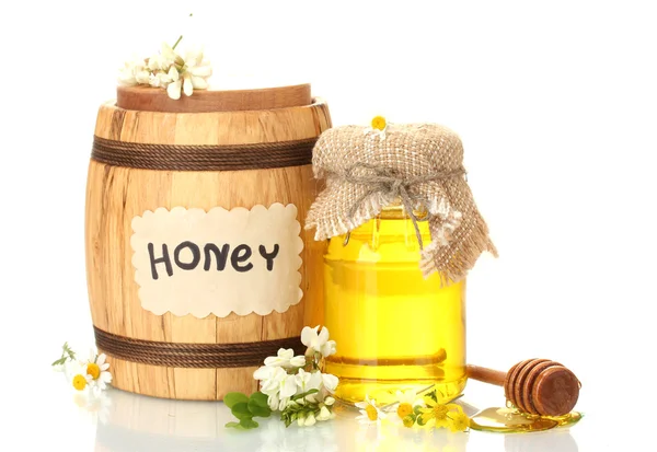 Miel dulce en barril y tarro con flores de acacia aisladas en blanco —  Fotos de Stock