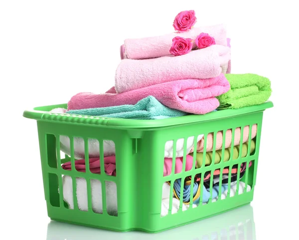 Handdukar i grön plast korg isolerad på vit — Stockfoto