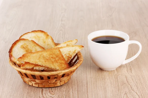 Pequeno-almoço clássico. Café e torradas — Fotografia de Stock