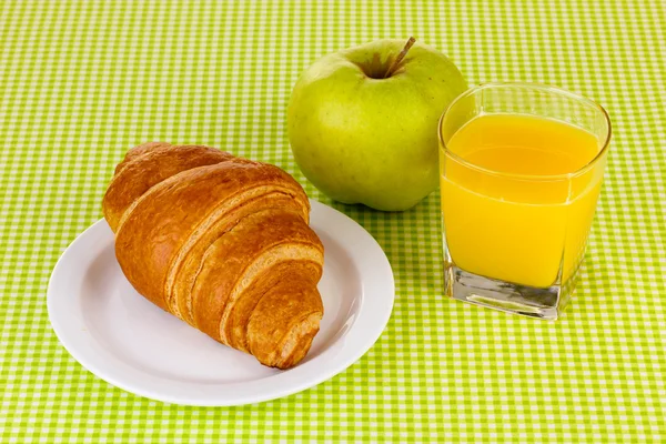 Desayuno clásico. Zumo de naranja y cruasán — Foto de Stock