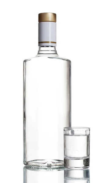 Бутылка водки и винограда изолированы на белом — стоковое фото