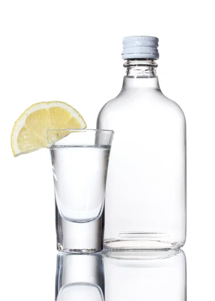 Botella de vodka y vino con limón aislado sobre blanco — Foto de Stock