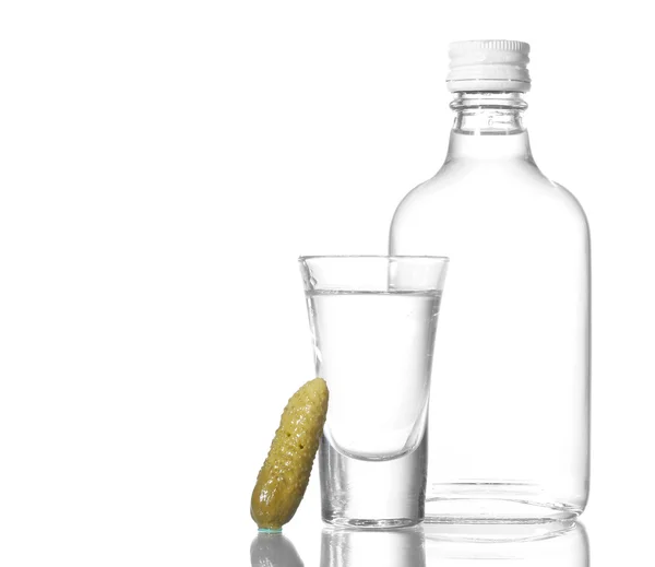Garrafa de vodka e vinho com pepino isolado em branco — Fotografia de Stock