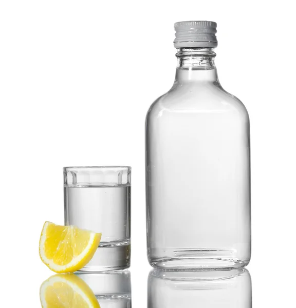 Μπουκάλι βότκα και wineglass με λεμόνι που απομονώνονται σε λευκό — Φωτογραφία Αρχείου