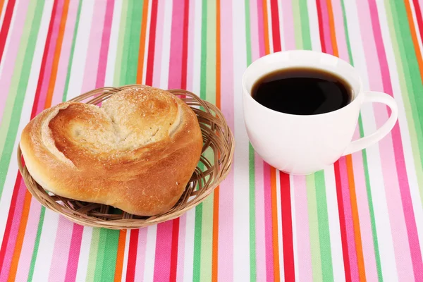 Классический завтрак. Кофе и булочка — стоковое фото