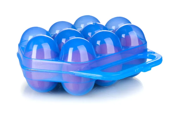 Vejce v modrém plastovém boxu izolovaných na bílém — Stock fotografie