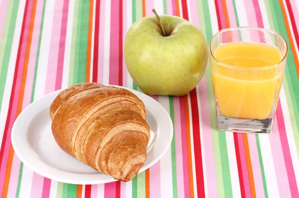 Pequeno-almoço clássico. Sumo de laranja e croissant — Fotografia de Stock