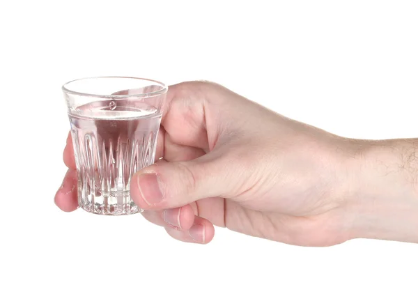 Mano dell'uomo che tiene un bicchiere con vodka isolata su bianco — Foto Stock