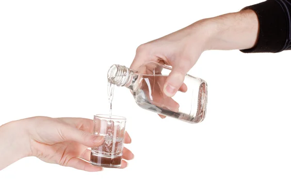Wodka in ein Glas gegossen isoliert auf weiß — Stockfoto