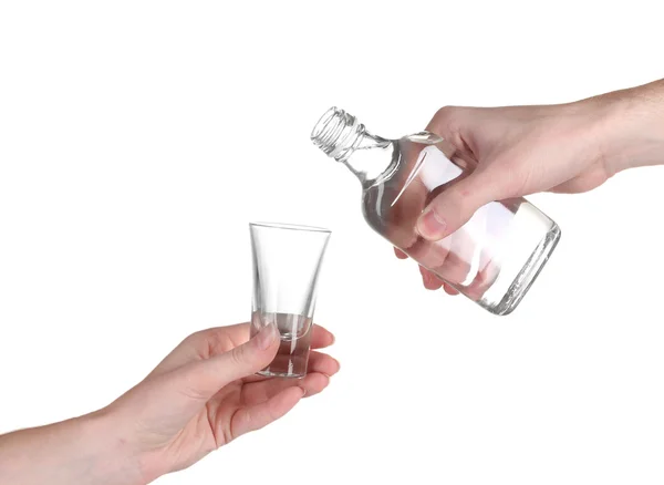 Beyaz izole bir bardak votka dökülür — Stok fotoğraf
