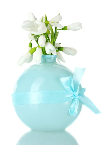 Vacker bukett av snödroppar i blå vas isolerad på vit — Stockfoto