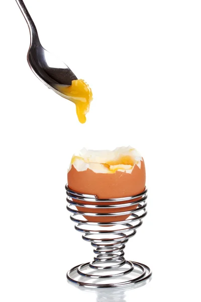 Vařené vejce v kovový stojan a lžíci izolovaných na bílém — Stock fotografie